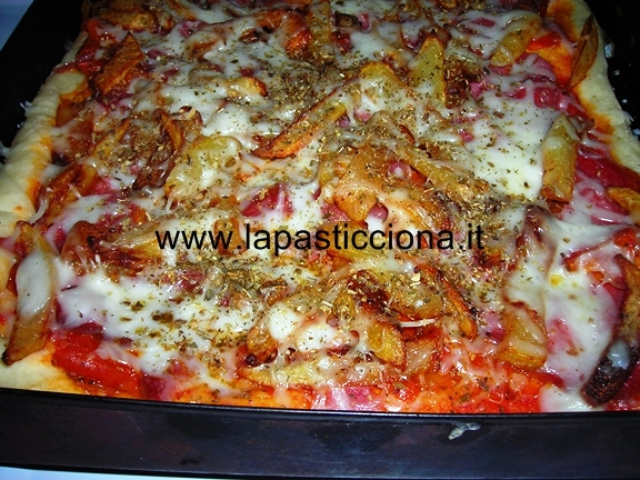 Pizza con patatine fritte e mozzarella