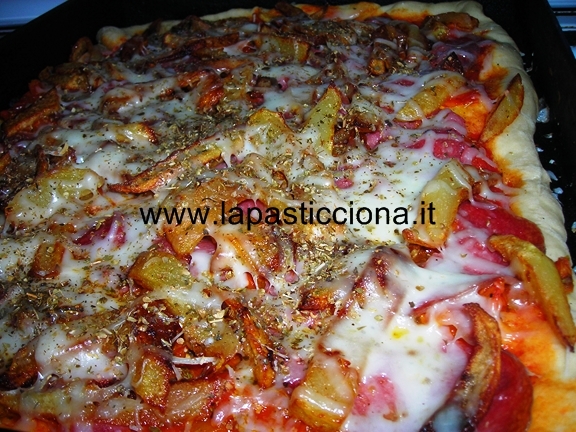 Pizza con patatine fritte e mozzarella