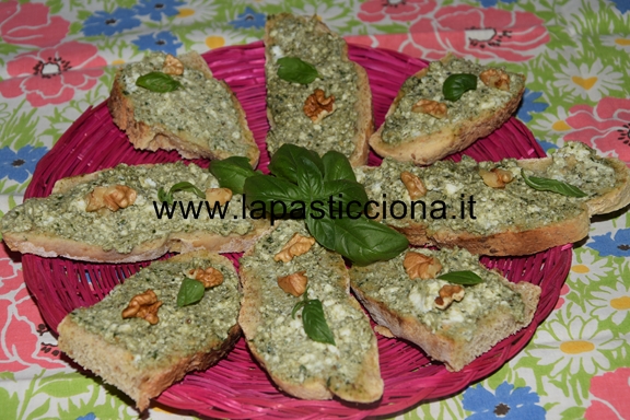 crostoni con ricotta e pesto