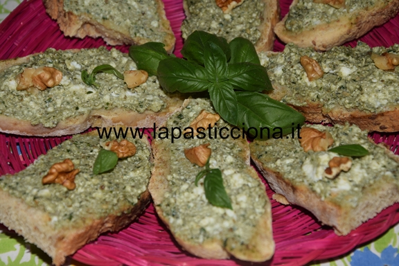 Crostoni con ricotta e pesto