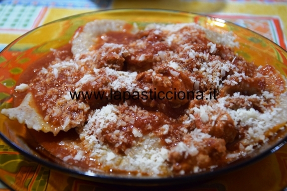 Ravioli integrali alla ricotta con sugo di maiale