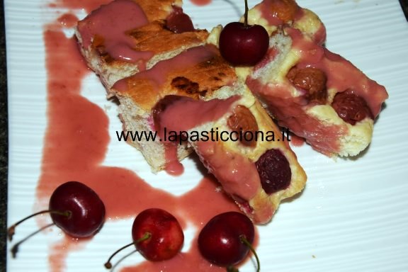 Focaccia dolce alle ciliegie