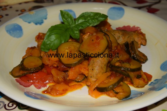 Salsiccia con zucchine e peperoni