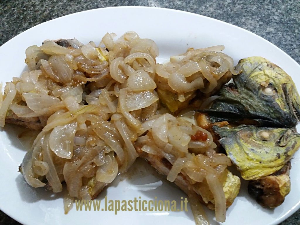 Capone (lampuga) fritto con la cipollata