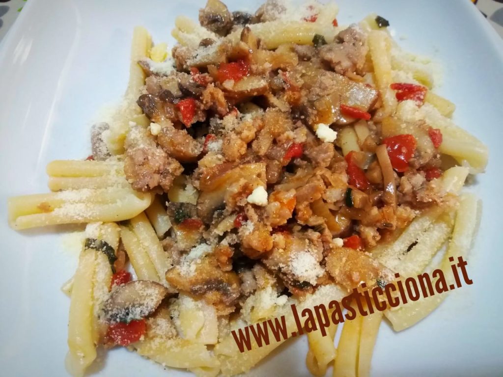 Pasta con funghi salsiccia e datterini