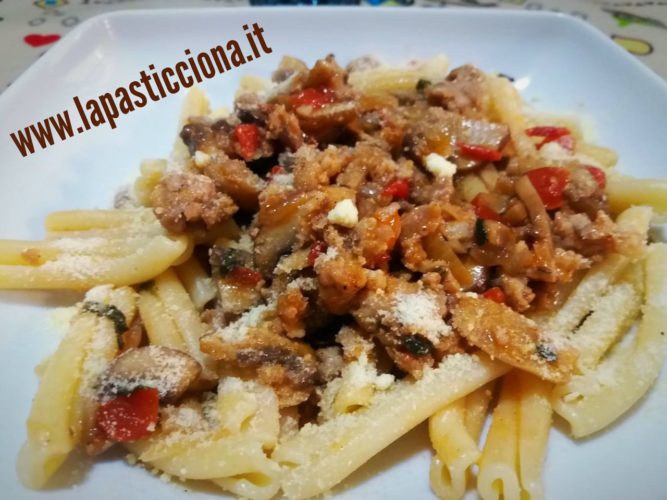 Pasta con funghi salsiccia e datterini