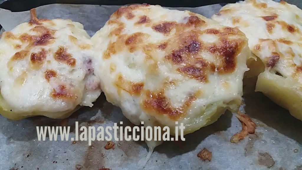 Barchette di patate ripiene di salsiccia