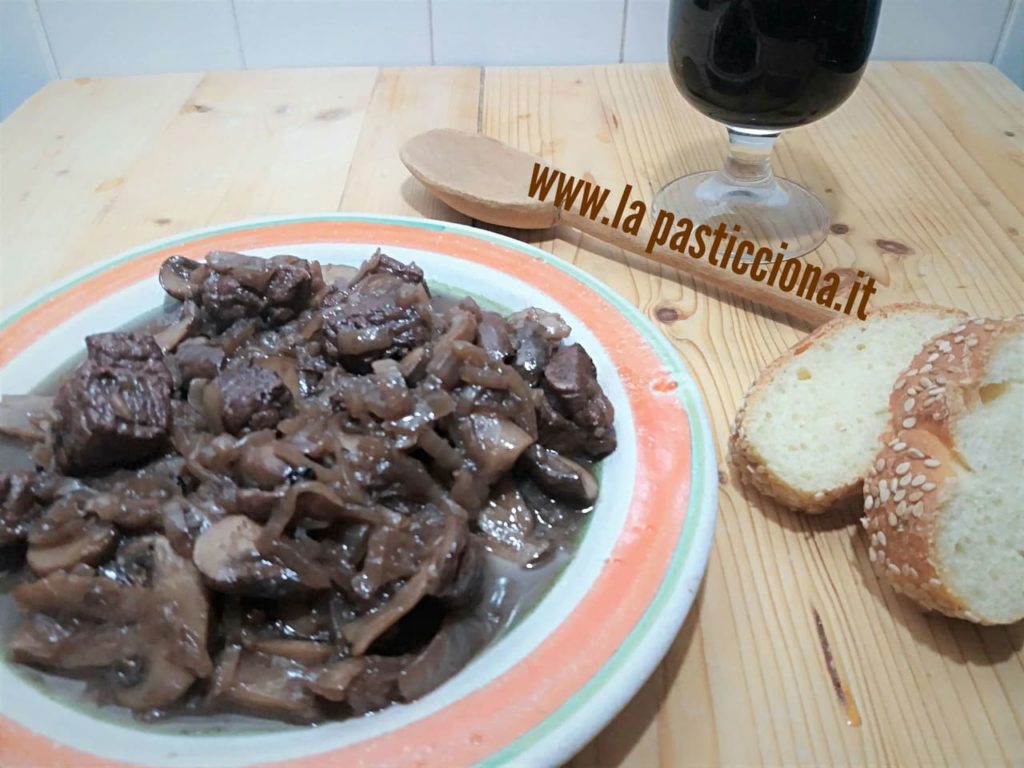 Spezzatino al vino rosso con cipolle e funghi