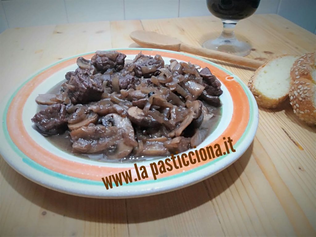 Spezzatino al vino rosso con cipolle e funghi