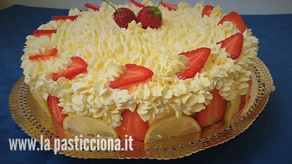 Torta con crema e panna al limone