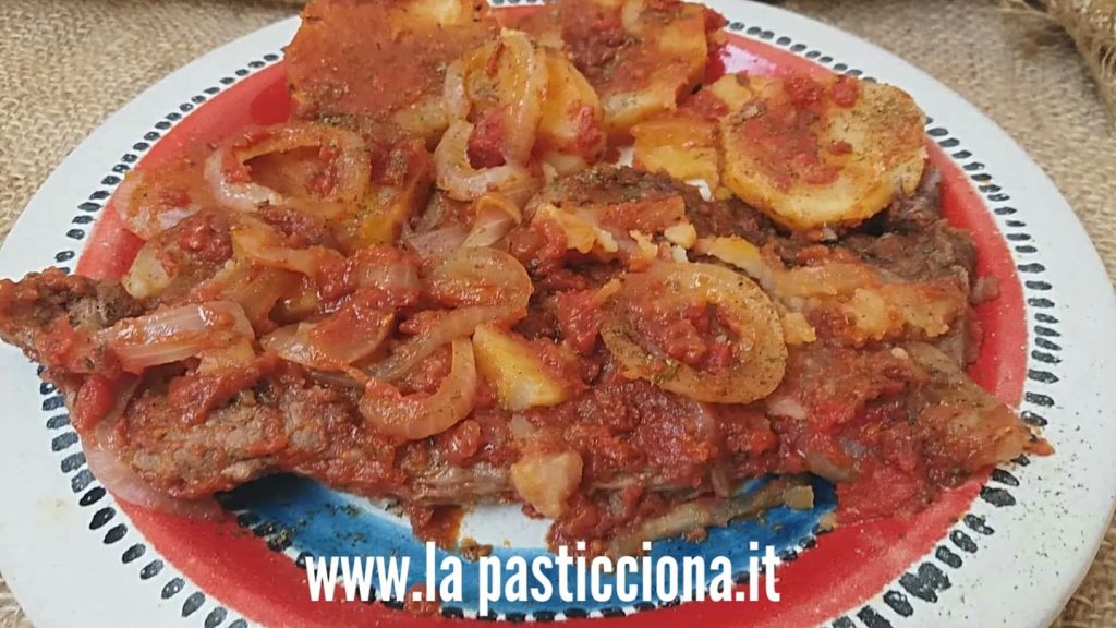 Carne alla pizzaiola con patate in padella