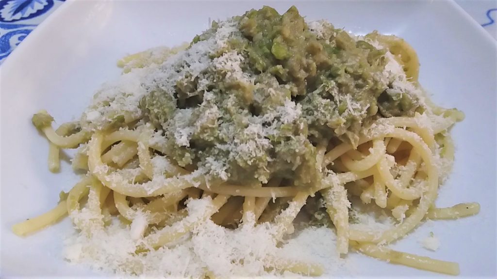 Spaghetti con crema di carciofi e piselli