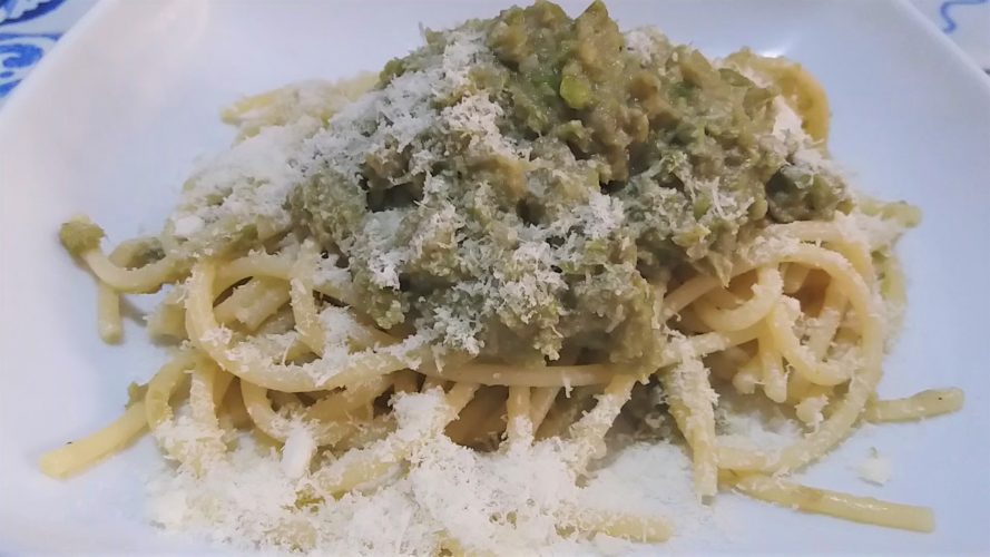 Spaghetti con crema di carciofi e piselli